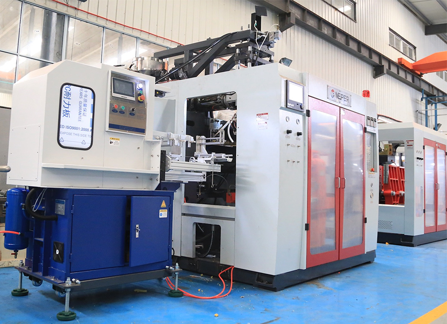 Ingenious application of in-mold labeling technology in extrusion blow molding production line